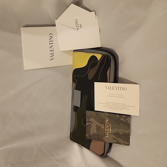 SOLD. Valentino garavani long zipper wallet - Picture 9 of 9